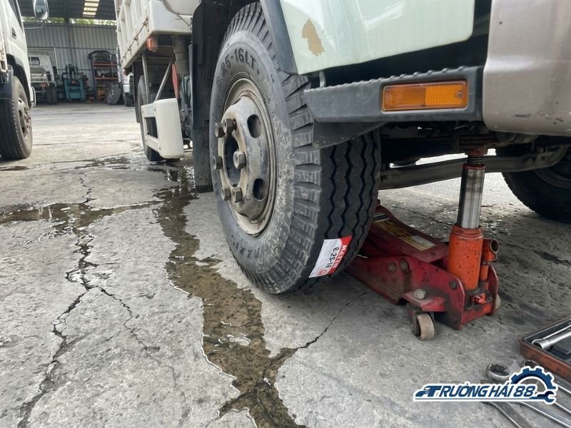 Thay Lốp Xe Tải Nặng Thay Lốp Xe Tải Nặng
