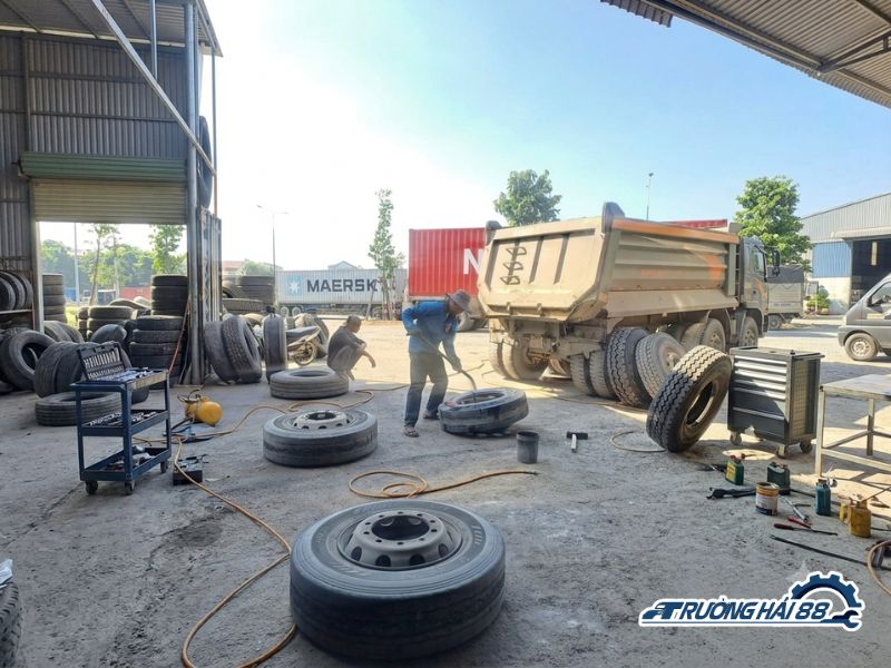 Thay Lốp Xe Tải Nặng Thay Lốp Xe Tải Nặng
