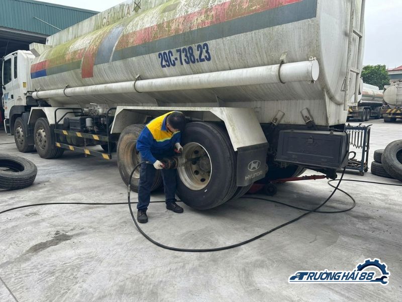 Thay Lốp Xe Tải Nặng Thay Lốp Xe Tải Nặng